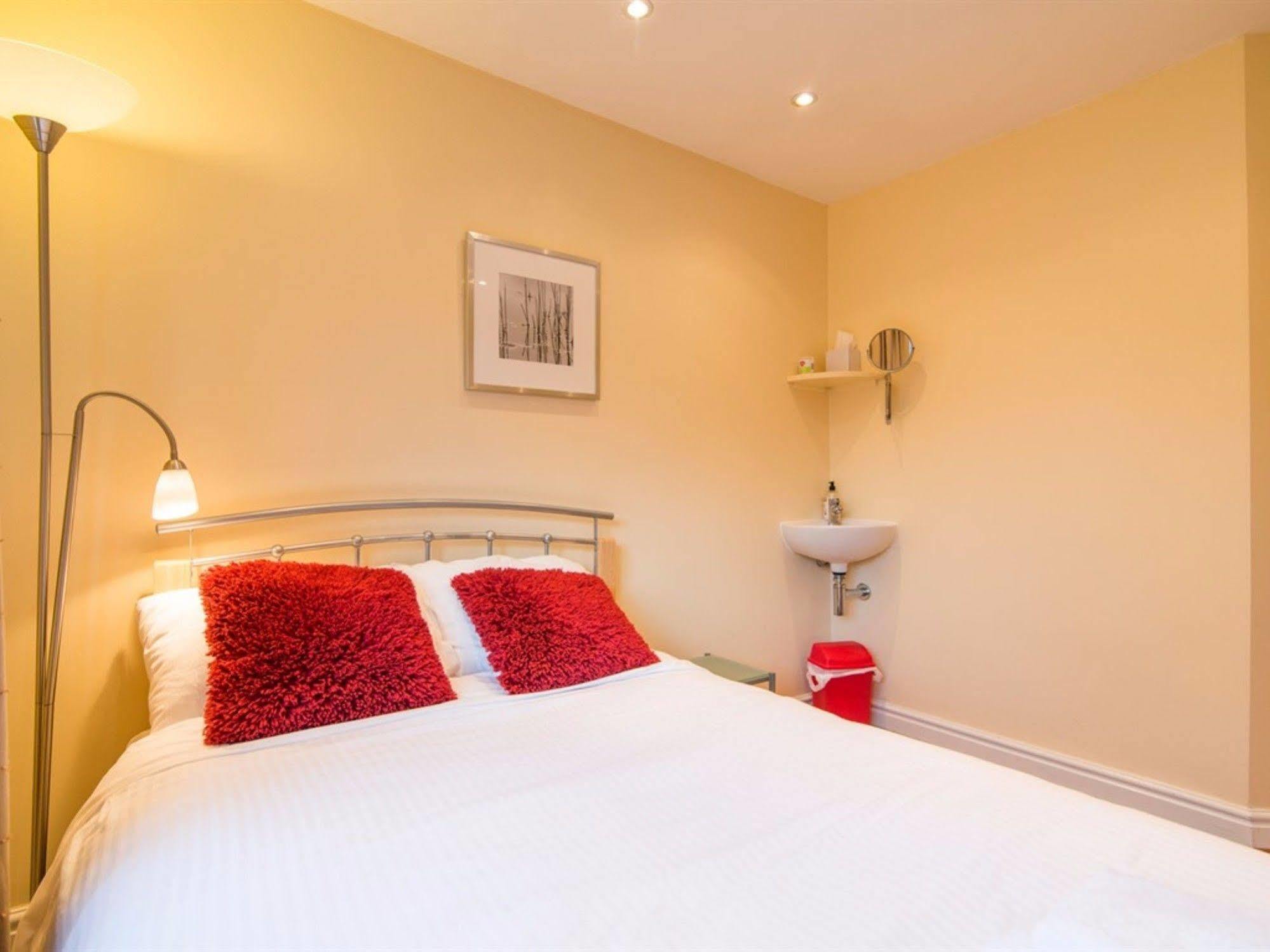 Hotel Ayuda House Altrincham Esterno foto