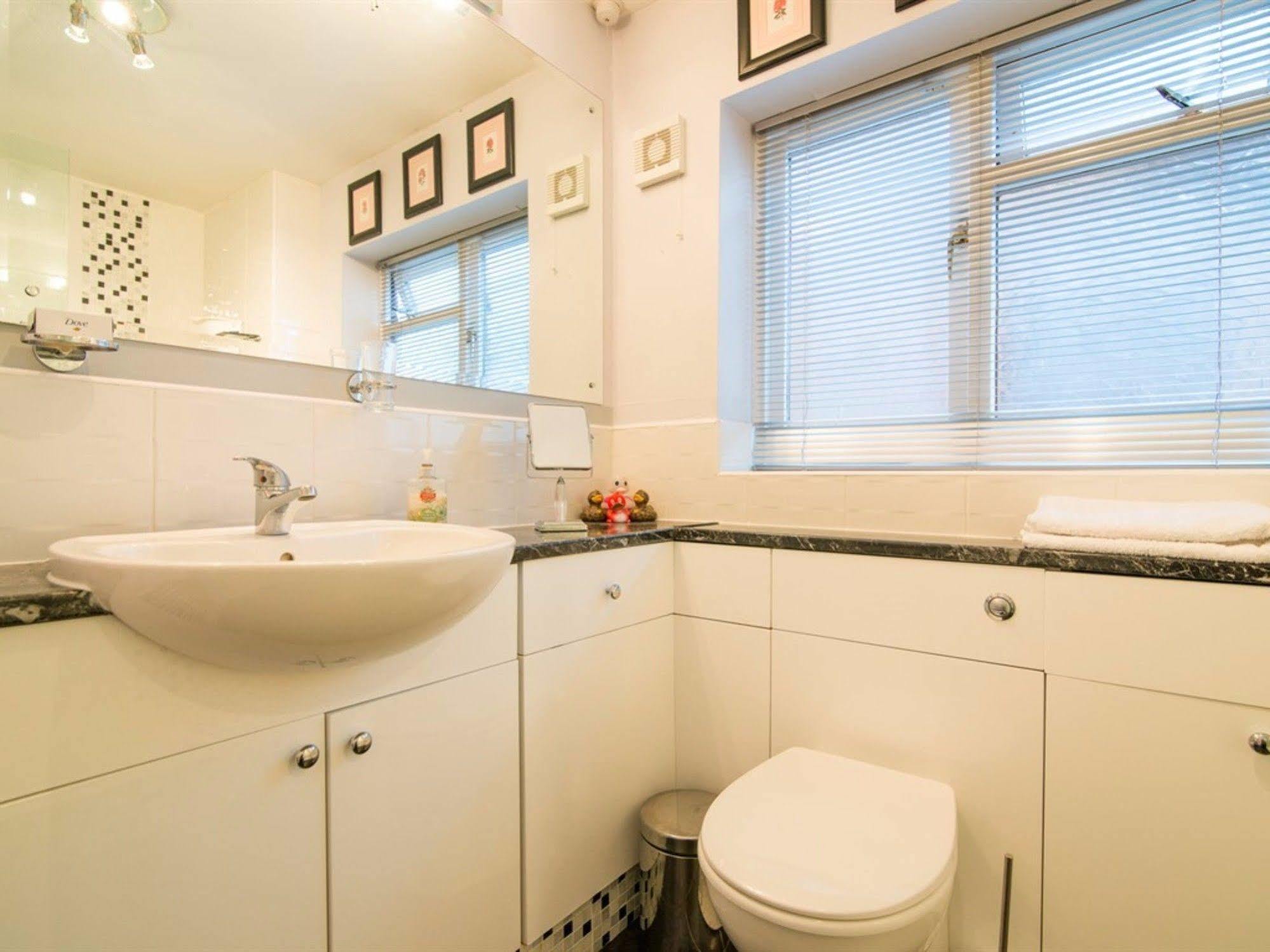 Hotel Ayuda House Altrincham Esterno foto