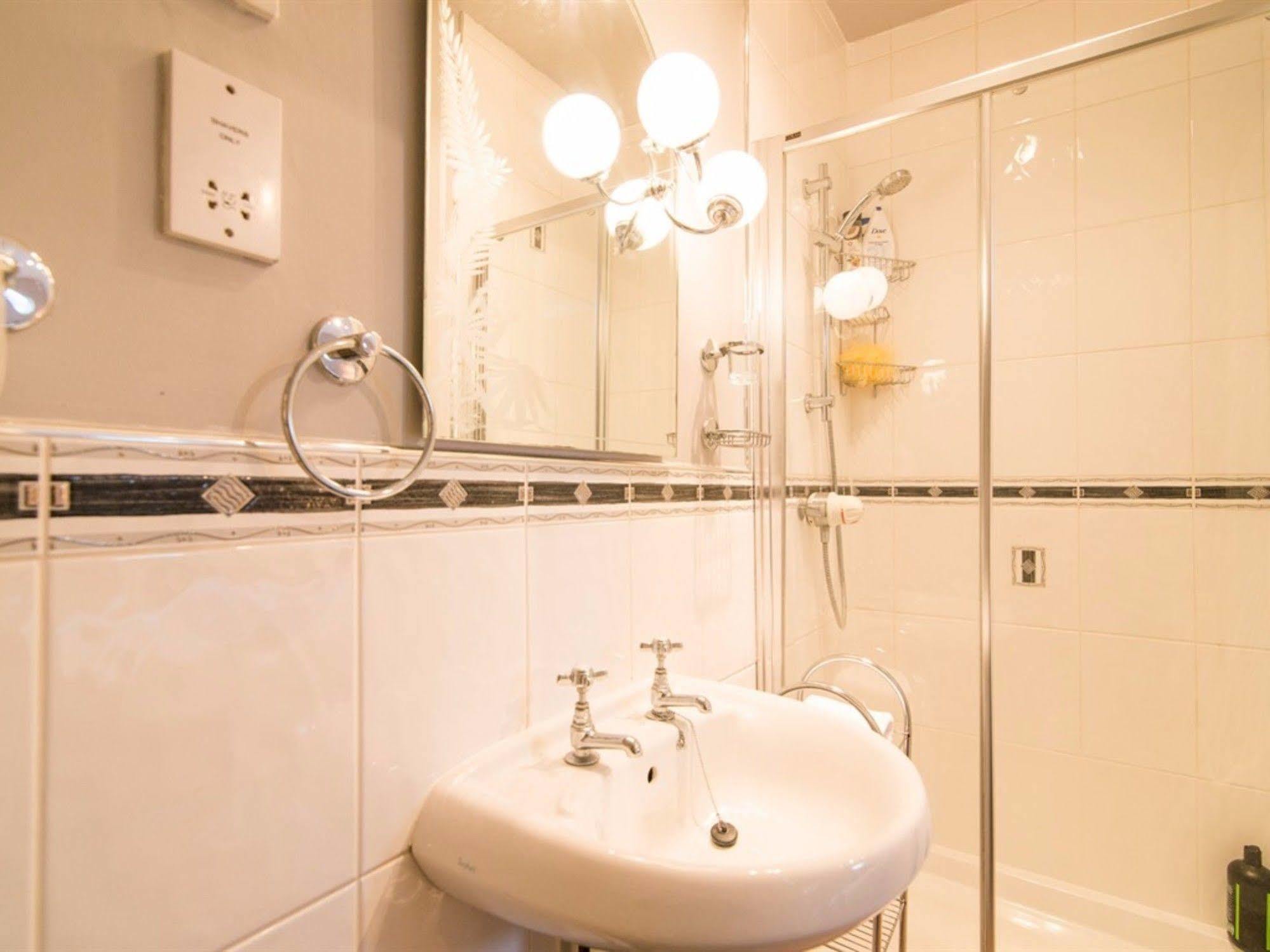 Hotel Ayuda House Altrincham Esterno foto
